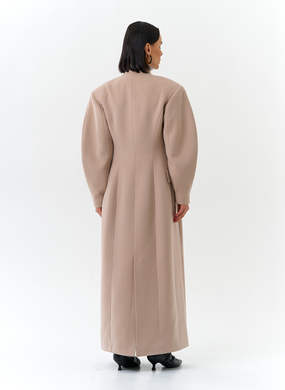 Женское длинное пальто с акцентными рукавами