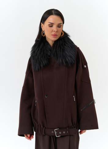 Женское укороченное пальто с отделкой из меха лисы