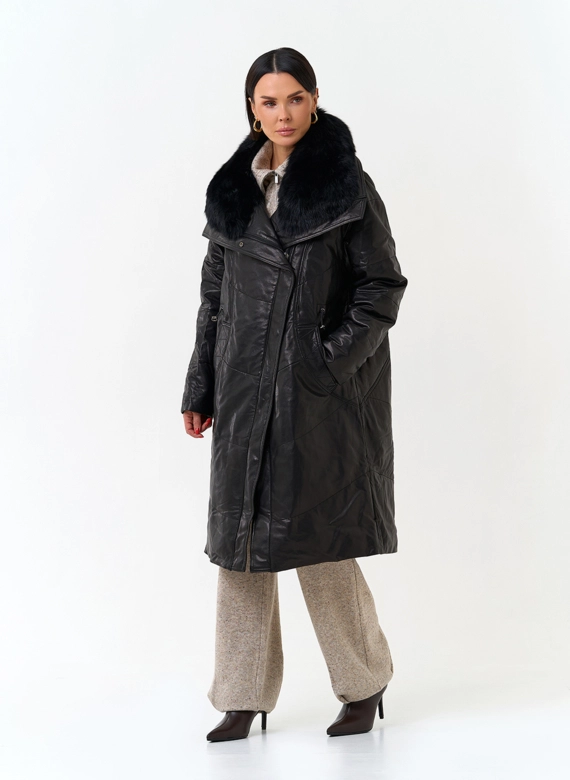 Женский кожаный пуховик с отделкой из меха лисы фото