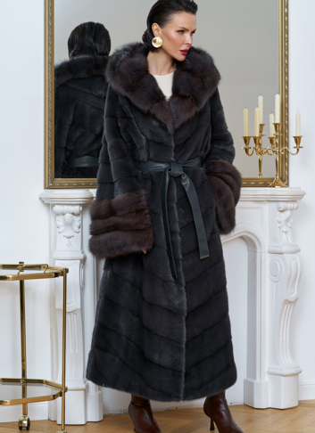 Длинная шуба из меха норки с отделкой из меха куницы