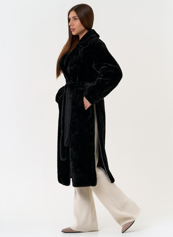 Женское пальто из эко меха с декоративными молниями