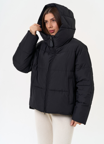 Женский пуховик черного цвета с капюшоном