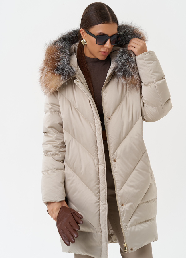 Светлый пуховик с мехом чернобурки модель № 28847 меха малина