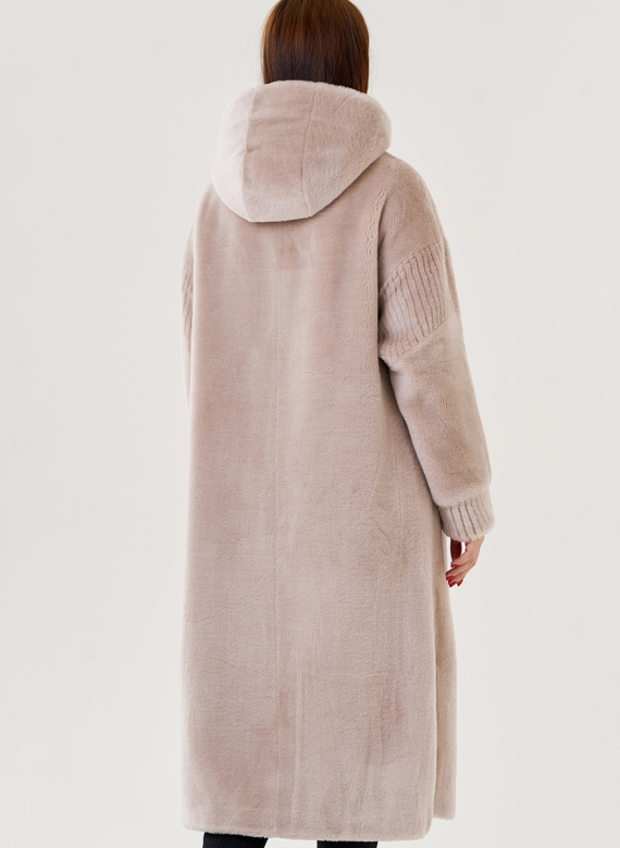 Длинное пальто из эко меха