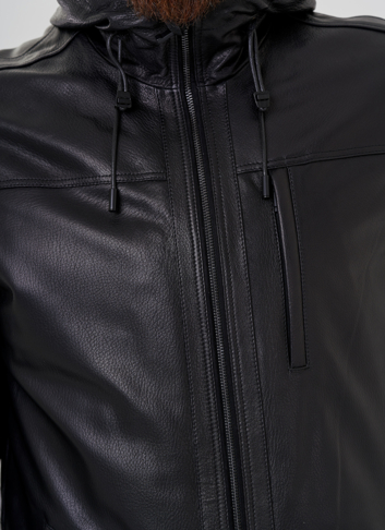 Мужская куртка с капюшоном на утеплителе