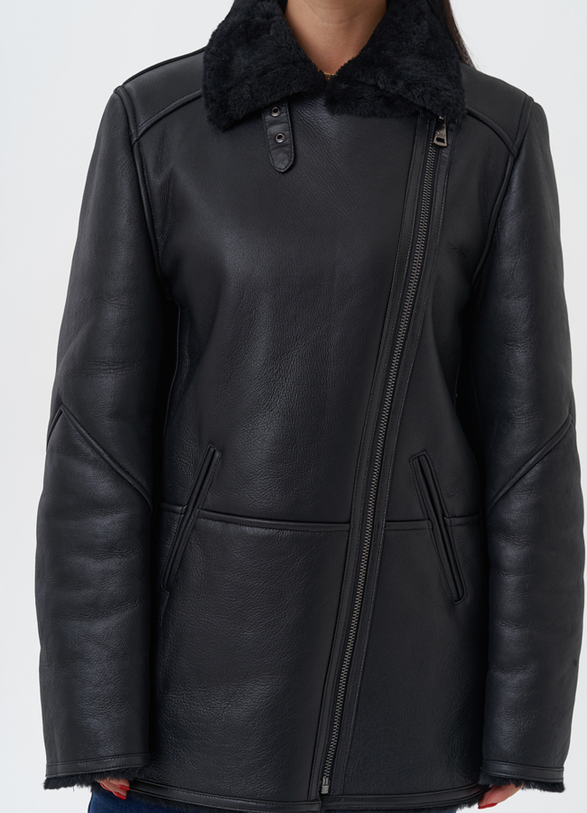 Женская дубленка черного цвета  модель № 28703 универмаг малина