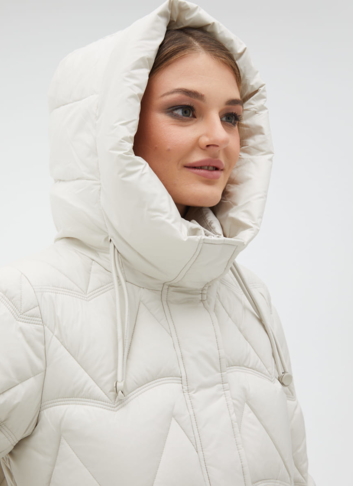 Женский светлый пуховик