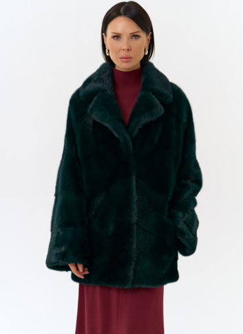 Шуба из меха норки с английским воротником в зеленом цвете