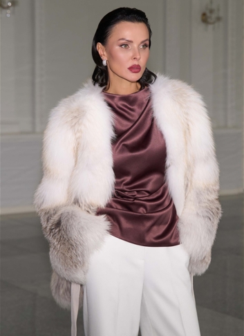Светлая шуба из меха лисы с поясом