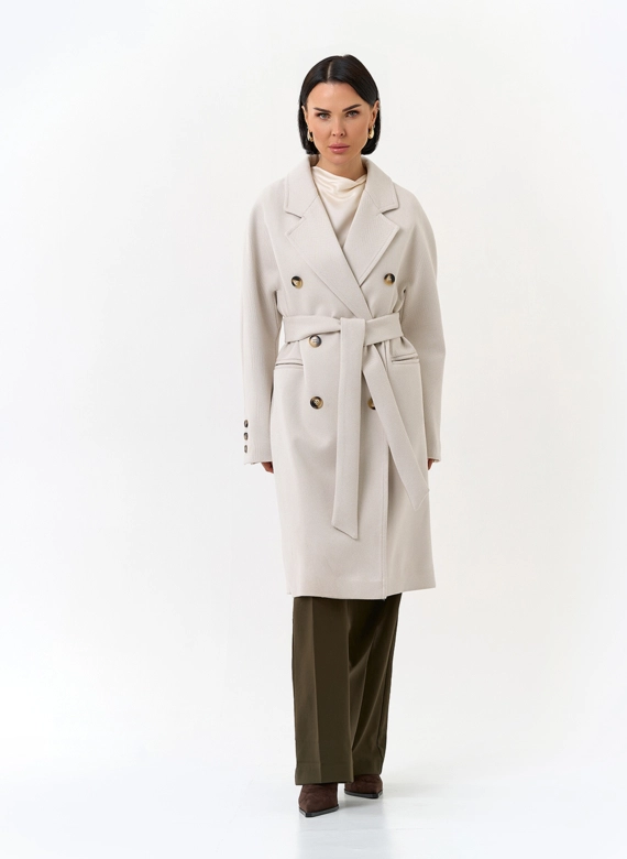 Светлое женское пальто с поясом