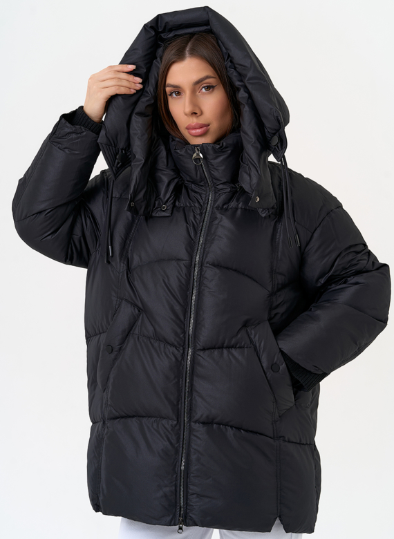 Женский пуховик черного цвета с капюшоном