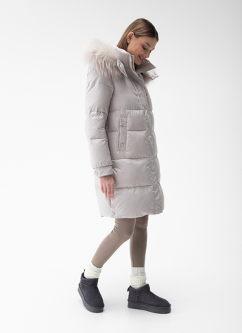 Женский пуховик с капюшоном из енота