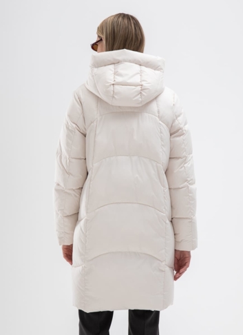 Женский пуховик белого цвета с капюшоном