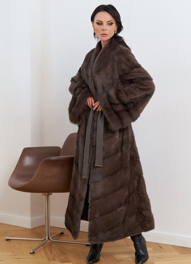 фото Женская длинная шуба с отделкой из меха куницы модель № 30675