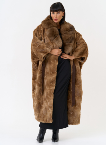 Женская шуба из меха норки с воротником их меха песца