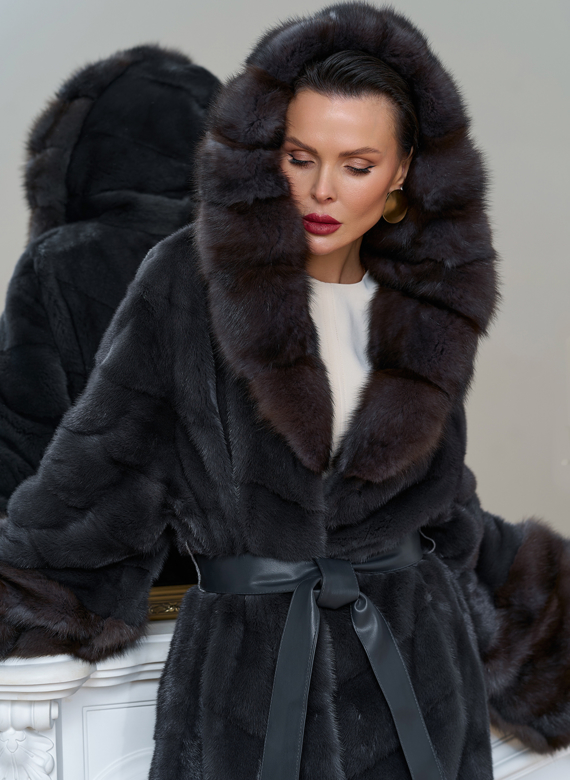 Длинная шуба из меха норки с отделкой из меха куницы