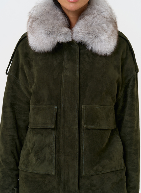 Короткий пуховик из натуральной замши