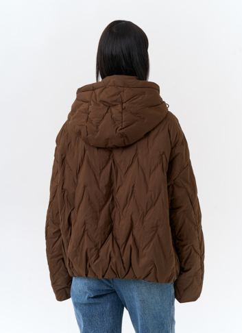 Женская куртка с капюшоном в коричневом цвете