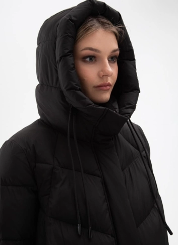 Женский пуховик черного цвета с капюшоном