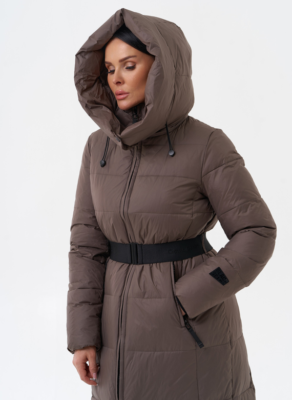 Длинный пуховик бежевого цвета