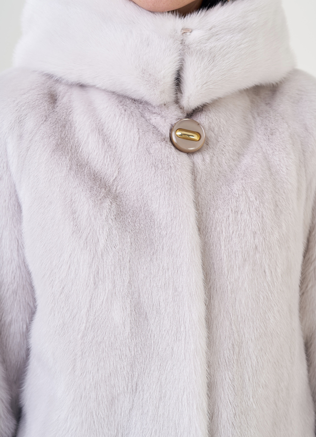 Светлая шуба из норки с капюшоном модель № 25817 в рассрочку