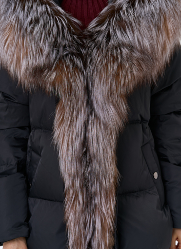 Женский пуховик с отделкой из меха блюфрост