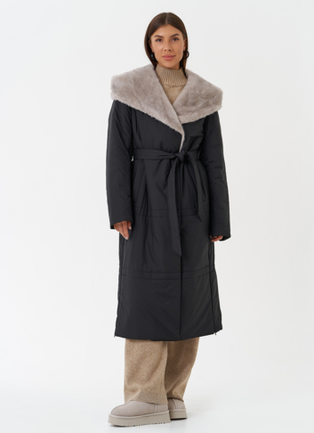 Пуховик с капюшоном из эко меха