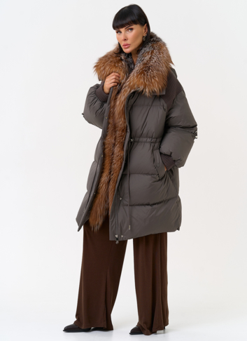 Женский пуховик с отделкой из меха лисы