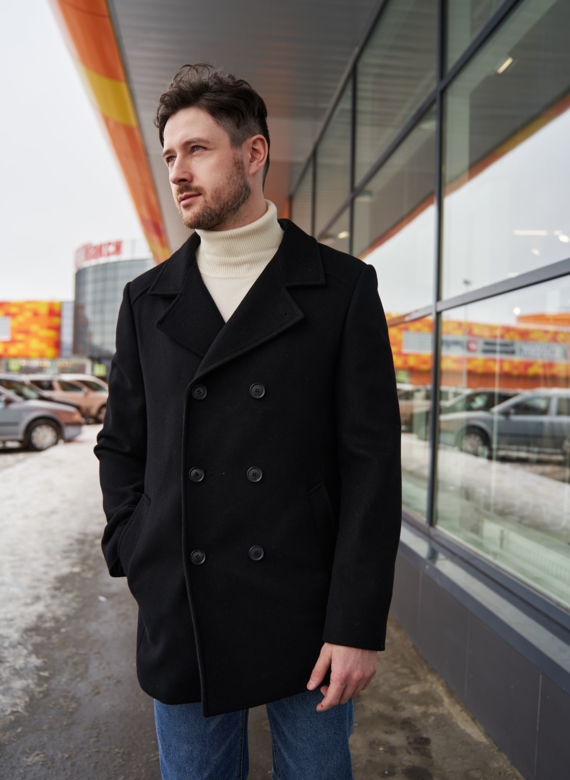 Мужское пальто черного цвета 