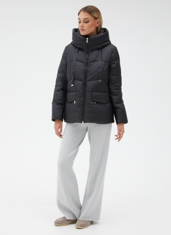 Женский пуховик черного цвета с капюшоном
