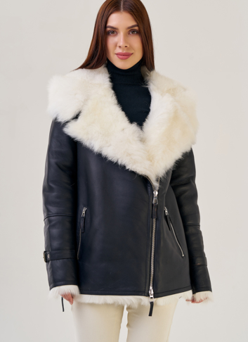 Укороченная женская дубленка с капюшоном