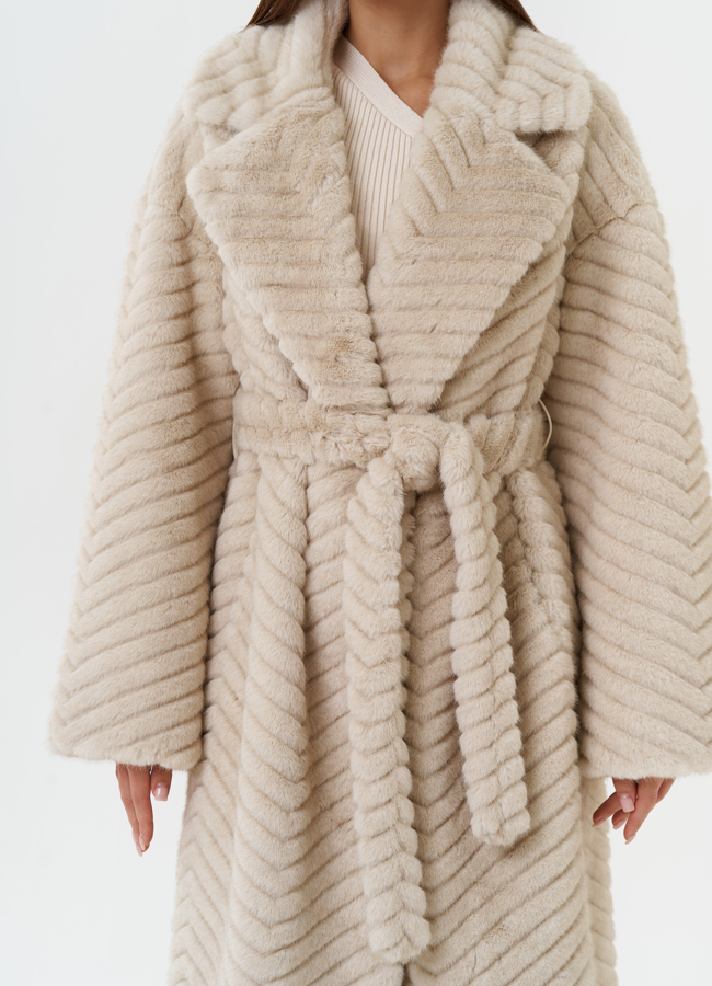 Длинное пальто из эко меха модель № 28451 в рассрочку