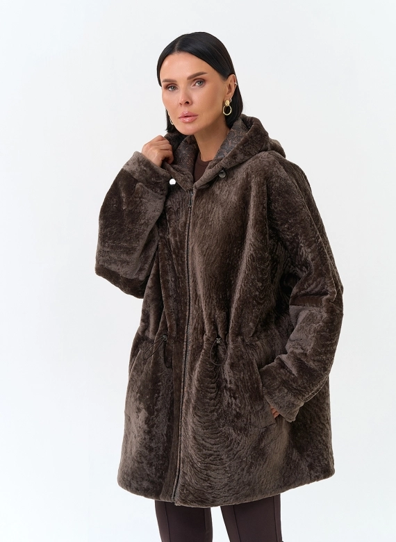 Женская двухсторонняя дубленка из натурального меха с капюшоном фото