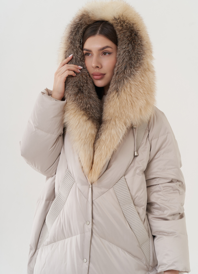 Пуховик с отделкой капюшона из меха лисы модель № 26074 универмаг малина