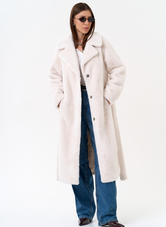 Женское пальто из эко меха с декоративными молниями