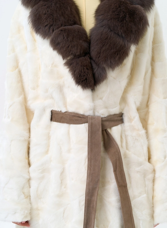 Длинная шуба с воротником из меха песца фото