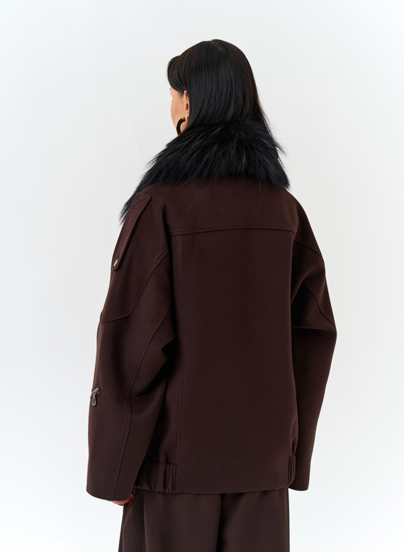 Женское укороченное пальто с отделкой из меха лисы