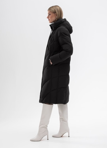 Женский пуховик черного цвета с капюшоном